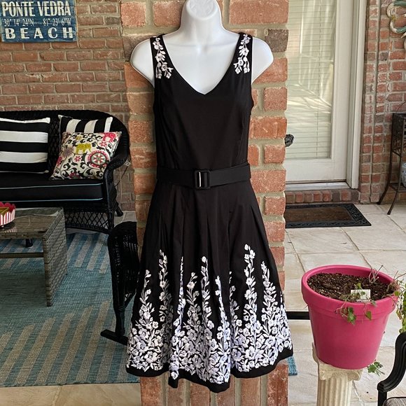 White House Black Market Dresses & Skirts - WHBM Floral Dress Pockets Belt EUC